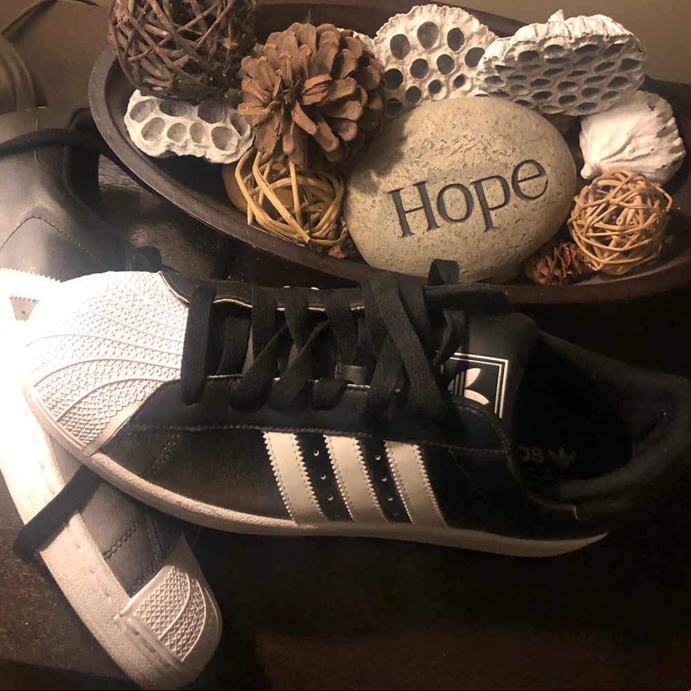 Men’s Shell toe Adidas.